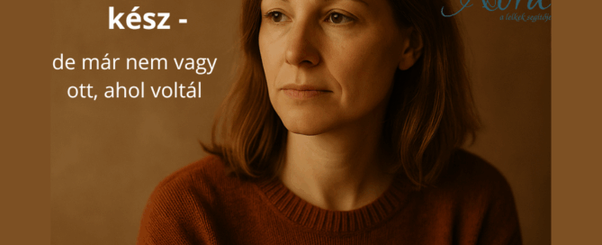 Gondolkodó nő meleg tónusú háttérrel, nyugodt arckifejezéssel – a finom belső változás és bátor elindulás képi megjelenítése.