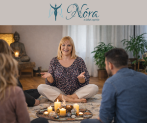 Tarot és spirituális tanfolyam Nórával Nóra tarot tanfolyamot tart, tarot kártyát mutat a résztvevőknek egy oktatási alkalmon.