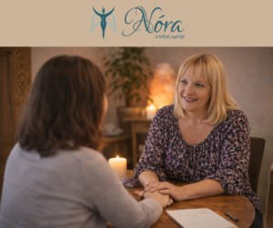 Egyéni spirituális konzultáció – személyes beszélgetés biztonságos térben Sinka Nóra egyéni spirituális konzultáció közben, meleg hangulatú térben, gyertyafénynél beszélget egy klienssel.