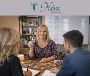 Tarot és spirituális tanfolyam Nórával Nóra tarot tanfolyamot tart, tarot kártyát mutat a résztvevőknek egy oktatási alkalmon.